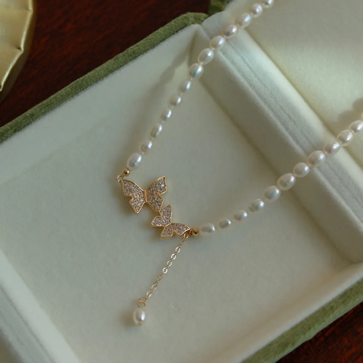 Fashionable Trendy Butterfly Pendant Pearl Choker Necklaces for Girls Simple Stylish - Pearl Adjustable Women Necklace Jewelry Accessories Gift for Women Simple New Collection - Necklace For Girls thumbnail 3