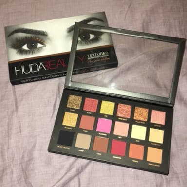 Huda beauty 18-color eyeshadow palette
