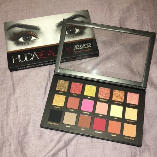 Huda beauty 18-color eyeshadow palette 2